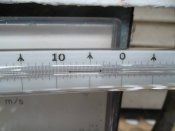 Minimální teploměr, v kapiláře vidíte jehličku, která sjede a zůstane na minimální naměřené teplotě, tento teploměr je lihový a ukazuje i aktuální teplotu